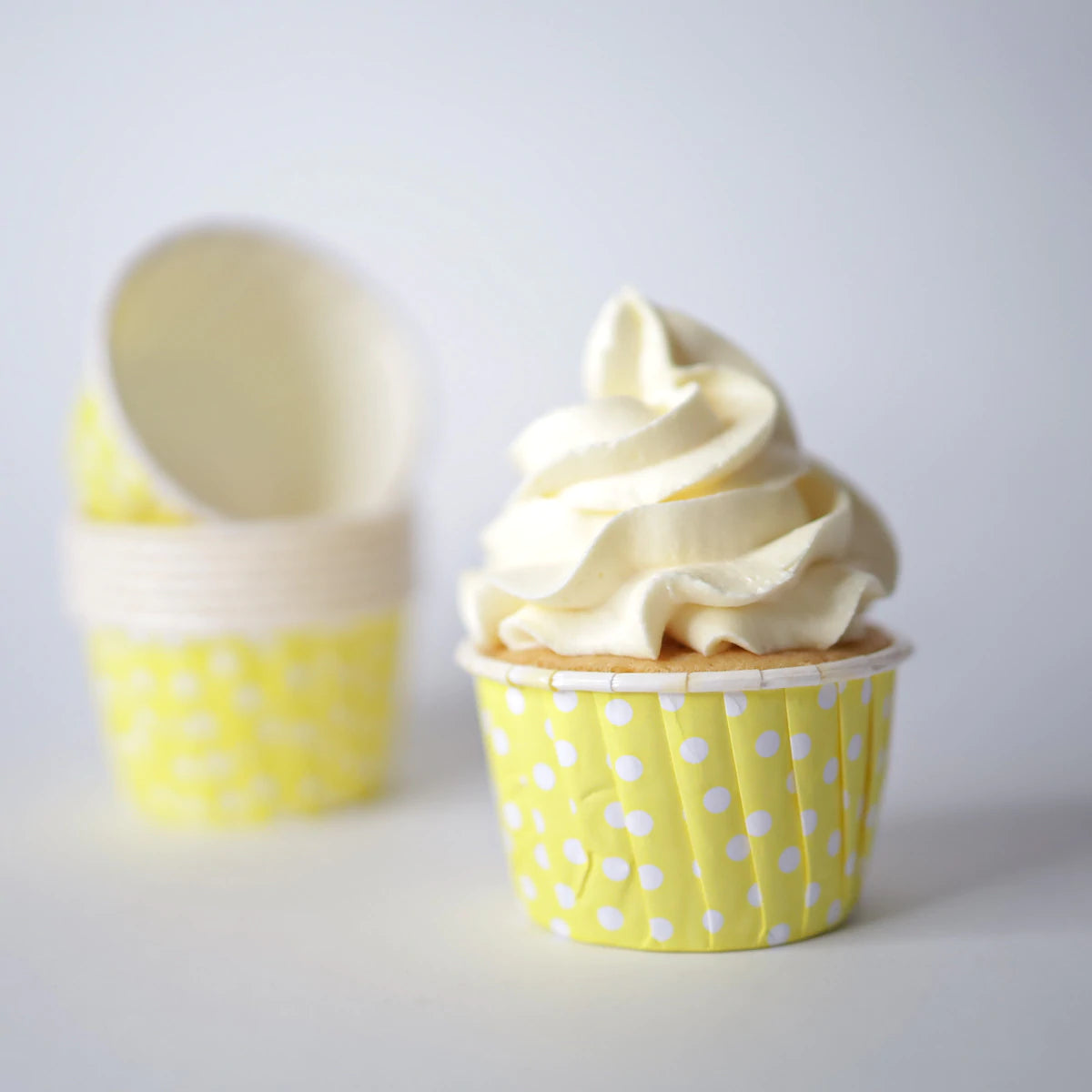 Caissette à cupcakes jaune à pois blancs — lot de 24